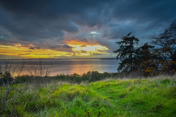 Obraz premium sunset over the lake