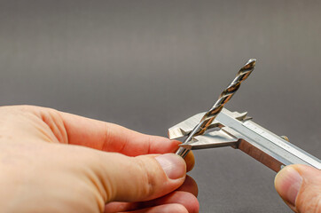 diameter with vernier calipers, drill diameter measurement.