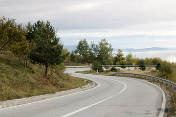 Naklejka premium a traffic warning sign before a sharp bend in the road 