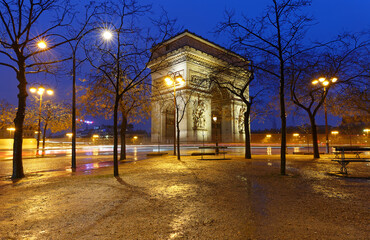 Obraz premium The Triumphal Arch in rainy evening, Paris, France.