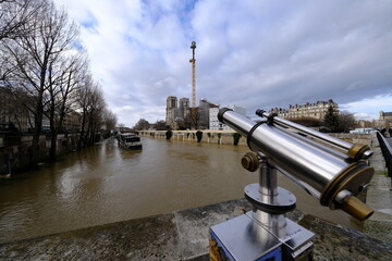 Fototapeta na wymiar Notre Dame de Paris during the Seine river in flood. 1st February 2021.