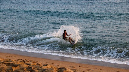 Surfista en las playas de Jalisco