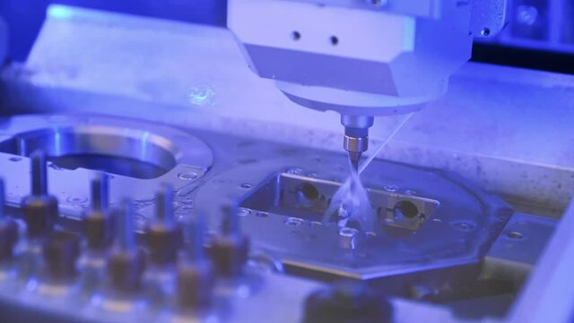 CNC-Fr&auml;se in Betrieb beim Nassfr&auml;sen