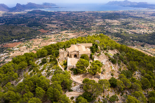 Spain, Balearic Islands, Majorca, Pollena, Town and&not;&dagger;Santuario&not;&dagger;del&not;&dagger;Puig&not;&dagger;de&not;&dagger;Maria, aerial view