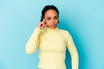 Young african american mixed race woman isolated pointing temple with finger, thinking, focused on a task.