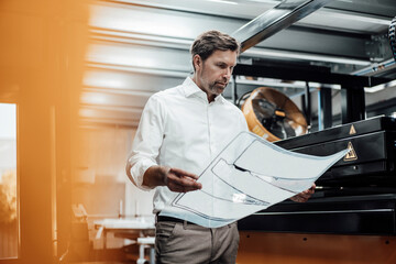 Mature expertise holding business plan while working at industry