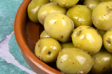 plat d'olives vertes marinées au thym