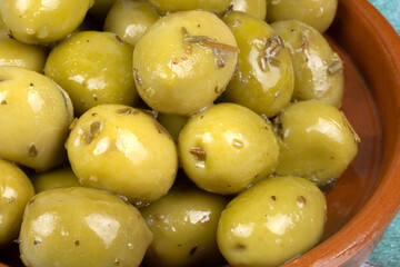 plat d'olives vertes marinées au thym