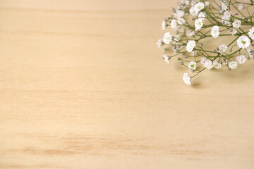 机に置かれたカスミソウの花束 4