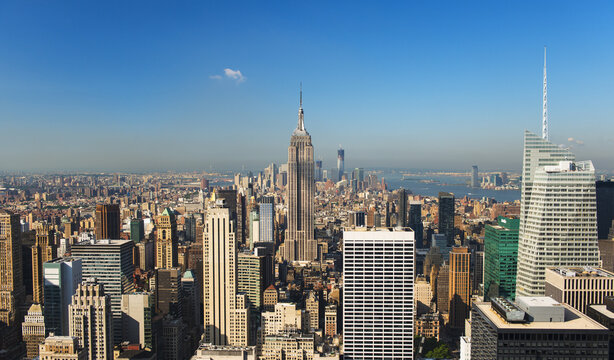USA, New York City, Manhattan skyline with Empire State Building in Centre