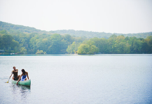USA, New York, Putnam Valley, Roaring Brook Lake, Couple in boat on lake