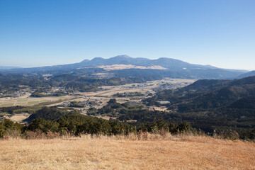 Fototapeta premium 魚野パラグライダー場から見下ろす湧水町吉松の町並みと霧島連山 