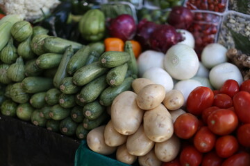 Verduras en mercado en mexico, calabaza, cebolla, jitomate y zanahoria