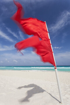 Mexico, Quintana Roo, Yucatan Peninsula, Cancun, Red flag on beach