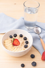 oatmeal with berries and banana