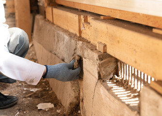 建築　リフォーム素材　築40年住宅　傾いた基礎（立ち上がり）　実例