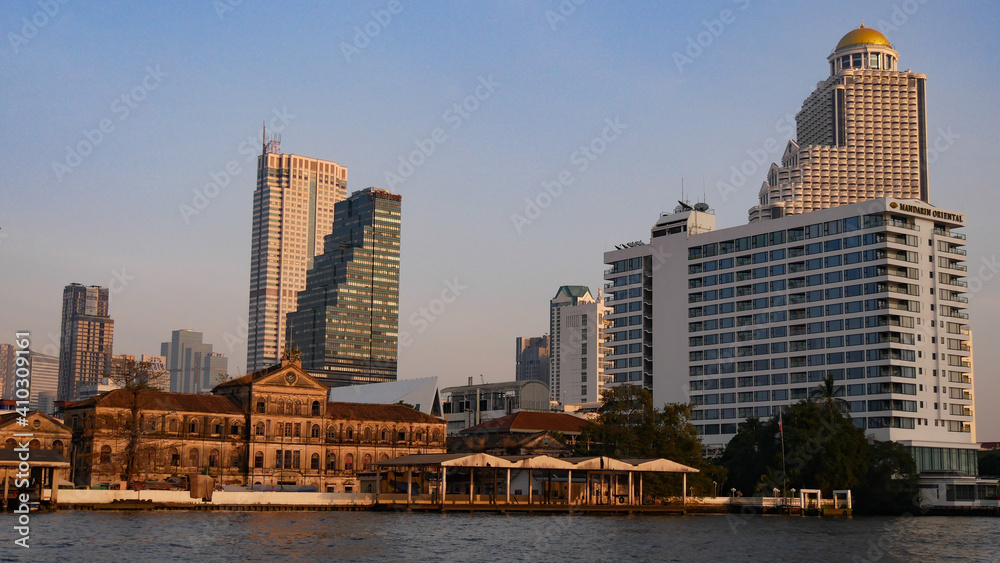 Wall mural January 2 2021 - Bangkok, Thailand : Beautiful Landscape of Chaopraya River with high modern building and old customs house