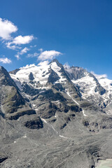 Obraz premium Snowy Grossglockner summit with Pasterze glacier from view point of kaiser-franz-josefs-hoehe in Austria
