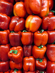 Chile Morrón o pimiento rojo verduras presentadas a consumidores en un mercado