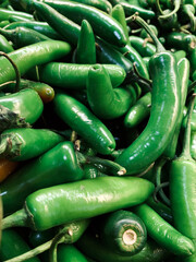 Chile serrano verde verduras presentadas a consumidores en un mercado