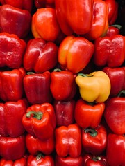 Chile Morrón rojo verduras presentadas a consumidores en un mercado