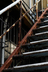 銹びた古い鉄骨階段
