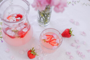 Obraz na płótnie Canvas strawberry and flowers