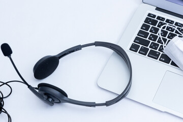 テレワーク　イメージ　在宅勤務　ヘッドセット　パソコン