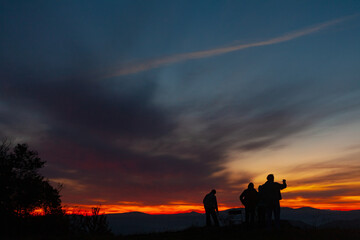 Naklejka premium Scenic view of Mountains against sky during sunrise. Majestic sunrise over the mountains