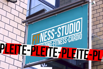 Fitnessstudio und Absperrband Pleite