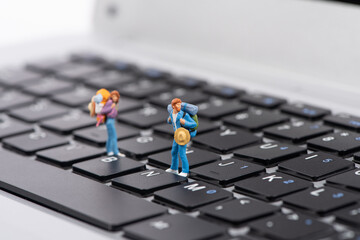 the mini back packerst travel on top of the keyboard.