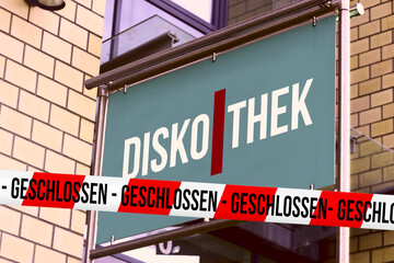 Eine Diskothek und Absperrband Geschlossen