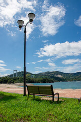 青空の下のしまなみ海道のベンチ