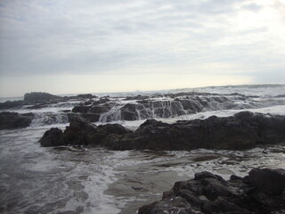 Fototapeta premium waves crashing on rocks