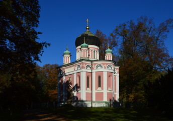 Fototapeta na wymiar Historische Kirche im Russischen Viertel im Herbst, Potsdam, Brandenburg