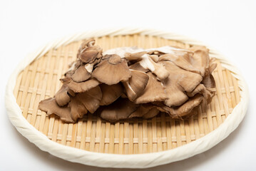 ザルの上に置いてある舞茸