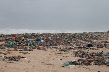 Après une forte tempête tous les déchets du fond de l´océan se sont déposés sur les plage des Landes, transformant les plages en décharges à ciel ouvert. Les déchets étaient surtout du plastique.