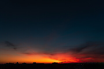 Obraz premium orange sunset over big city