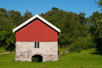 Fototapeta na wymiar red barn in the countryside