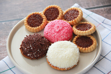 sweet marshmallows on cookies with pastry sprinkles