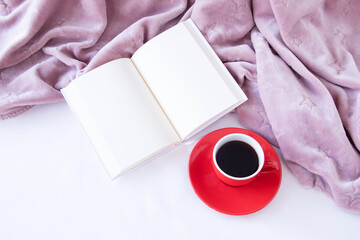 Obraz na płótnie Canvas 赤いコーヒーカップのコーヒーと本のデザイン（ピンクのボアの背景）