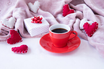 赤いコーヒーカップのコーヒーとたくさんのハートのデザイン（ピンクのボアの背景）