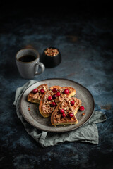 Gaufres coeurs purée d'amande et fruits rouges