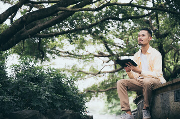 Obraz premium Online dream job for freelancer work on laptop with beautiful view. Digital nomad or traveling business man working via internet connection.