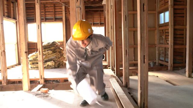 心臓発作　倒れる男性　突然死