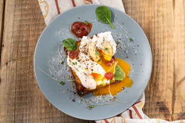 A sandwich with buckwheat and eggs is plowing on a plate. Serving a sandwich.