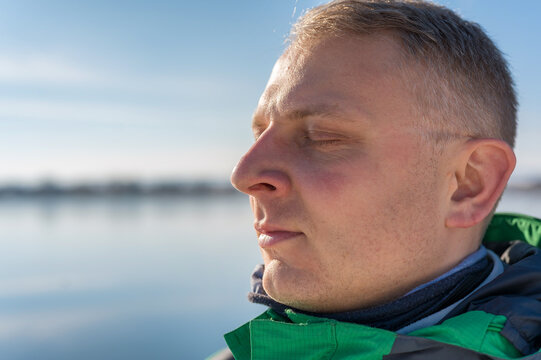 Mann g&ouml;nnt sich eine Auszeit an der frischen Luft im Sonnenschein