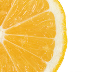 Долька лимона на белом фоне, крупный план.