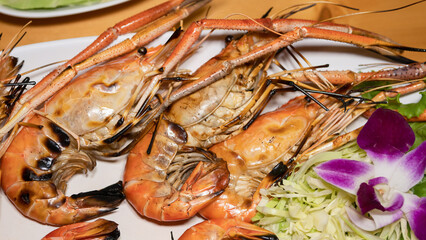 Grilled Shrimp Seafood has a slight black burn. Place them on a white plate at the restaurant.