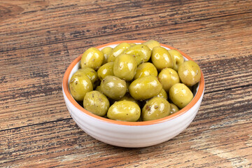 plat d'olives vertes marinées au thym